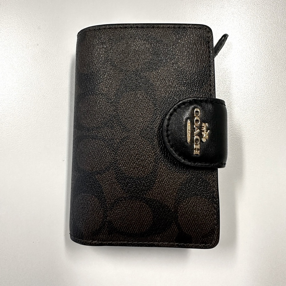 Medium Corner Zip Wallet In Signature Canvas